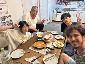 彼の料理 / 日本人女性とオーナーの4人で食べる様子 / 彼のギフト