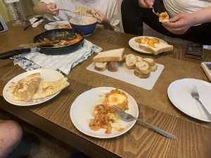 彼の料理 / 日本人女性とオーナーの4人で食べる様子 / 彼のギフト