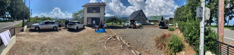 キャンプ場の様子 敷地内の左の建物内に滞在 右の建物でサービス / キャンプ中に考えることについて / 夕方の時間帯の写真