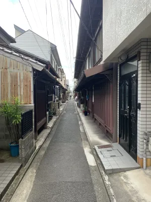 名刺を持って配り歩く