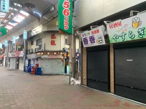 シャッターの閉じた商店街 / 覚醒剤を売るなというメッセージ