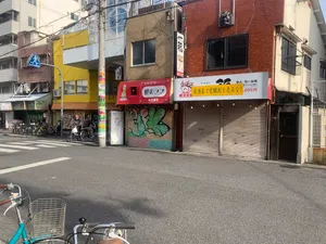 シャッターの閉じた商店街 / 覚醒剤を売るなというメッセージ